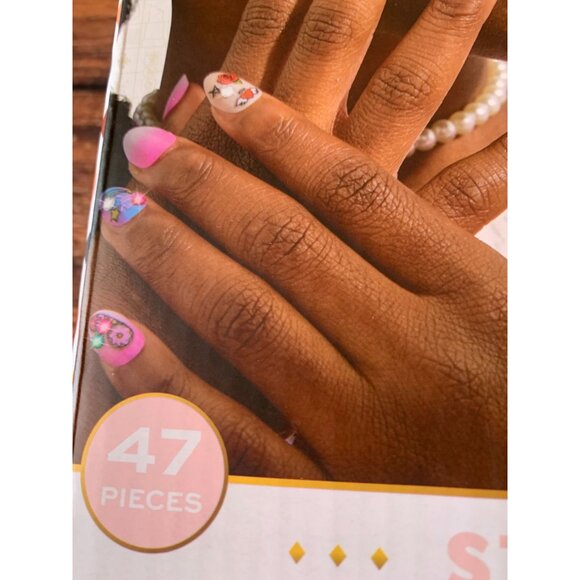 F.A.O. Schwarz Street Chic Nails Custom Studio Kit With 47 Pieces For Ages 8+ - Picture 5 of 6